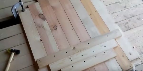 How to make a DIY round wooden table -- Coat the sidewalls of the boards with wood-glue and press them to each other, fastening the structure with clamps