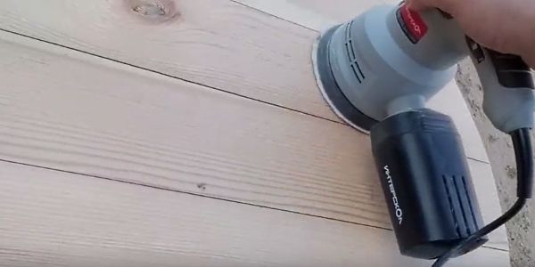 How to make a DIY round wooden table -- Grind all surfaces of the countertop with a grinder